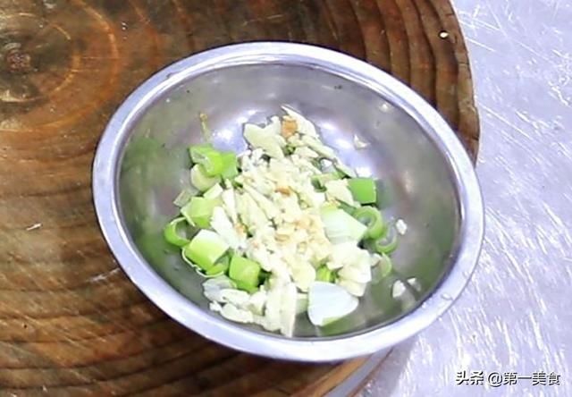 油焖茄子|油焖茄子不要直接下锅炸，多加这一步，焦酥不吸油，营养又美味