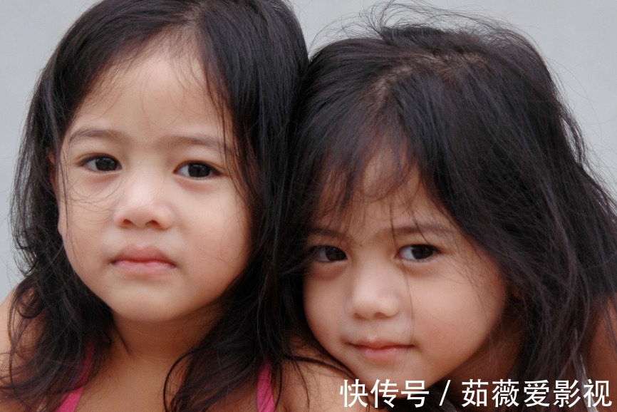 女儿|夫妻离婚,双胞胎女儿一人得一个,半年后再见面,宝妈表情凝固