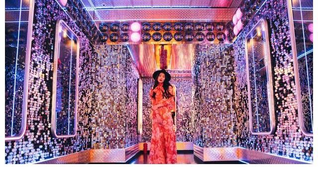 明艳动人|刘雯身穿红色印花裙明艳动人 戴宽檐帽复古迷人