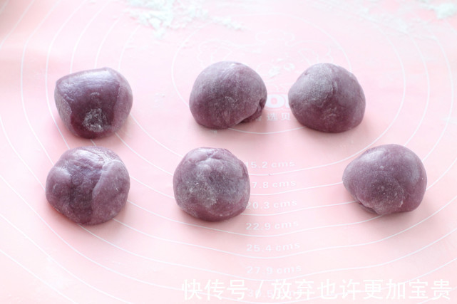 风靡朋友圈的网红小甜品，没有烤箱也能做，软糯香甜一口气能吃仨