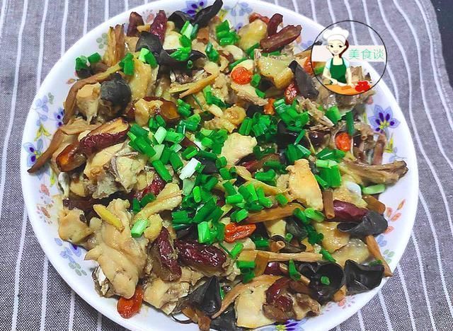  木耳跟此菜是绝配，蒸一蒸就好，营养好吃不上火，常吃提高免疫力