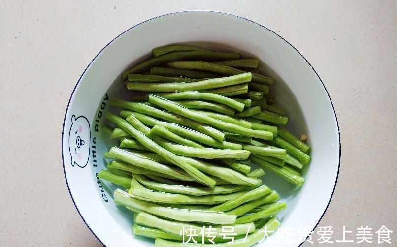 立秋前后豇豆怎么做好吃?加点肉末,去燥营养不丢失