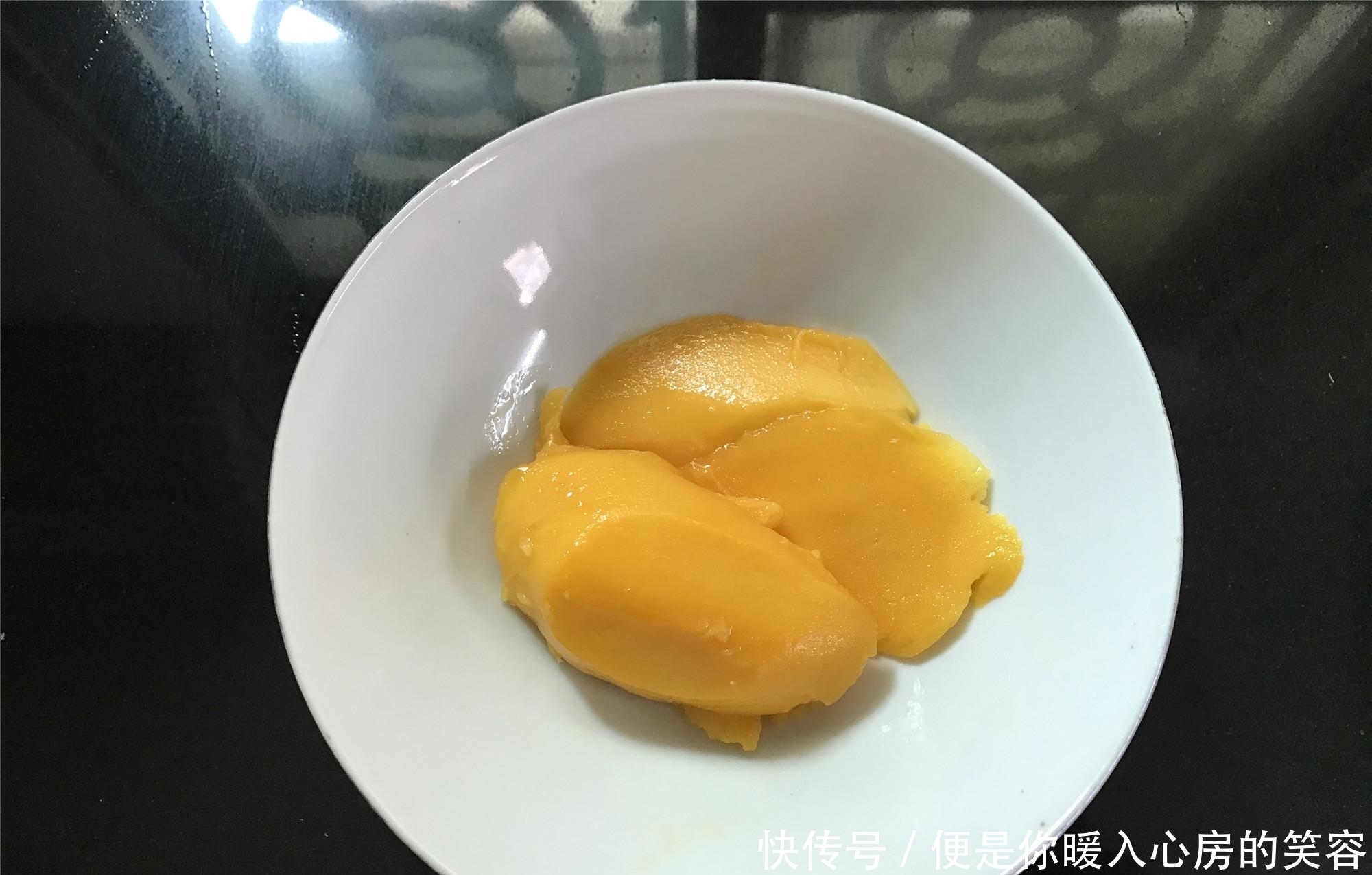 吃剩的吐司不要扔,加2个鸡蛋,1个芒果,就变成了好吃的甜点