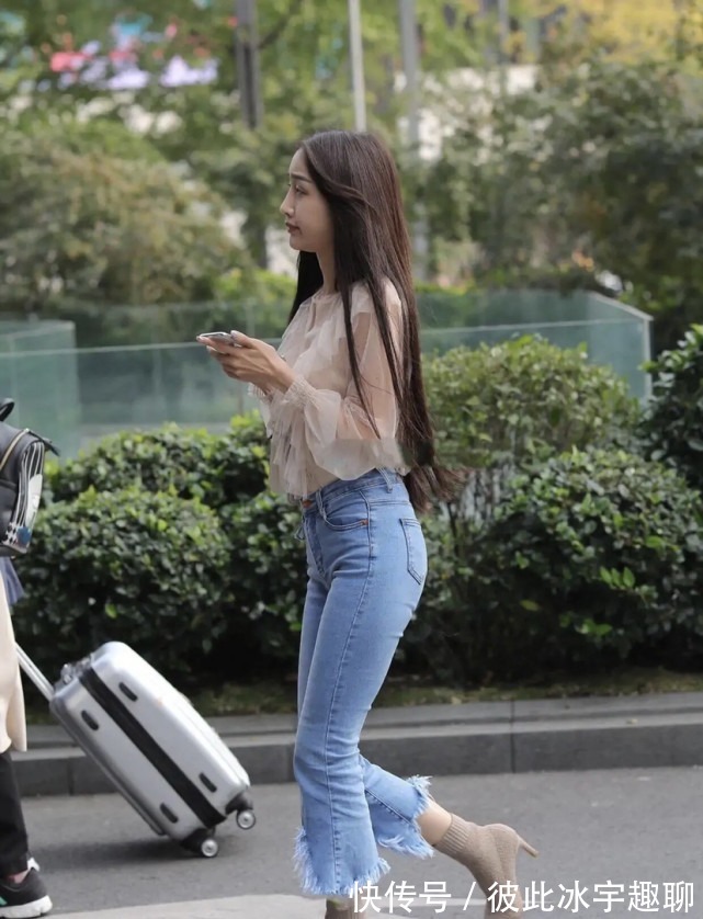 典雅|被实力圈粉!30岁女性选择“微喇裤”,洋气又高贵典雅,好美啊