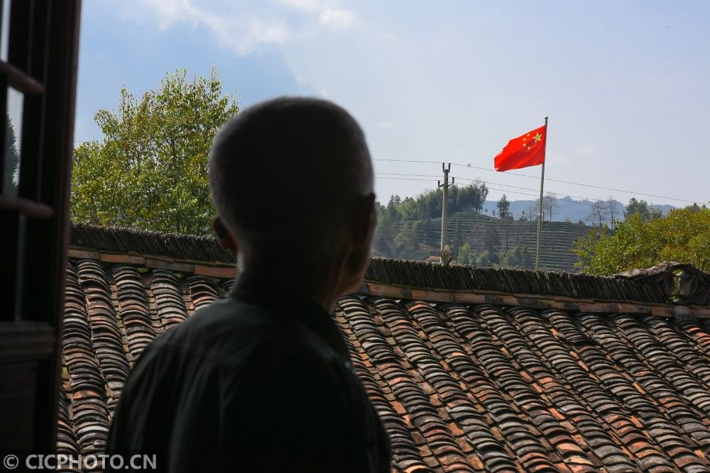 浙江遂昌：一个人的升旗仪式