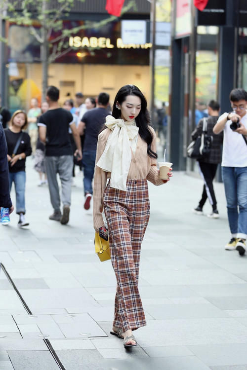 要想穿搭更前卫，不要只穿单调的单色裤，纹理裤搭配更时尚