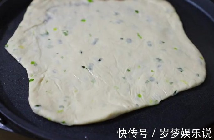葱花饼|做法超简单的葱花饼,一口酥脆,葱香十足,好吃到停不下来