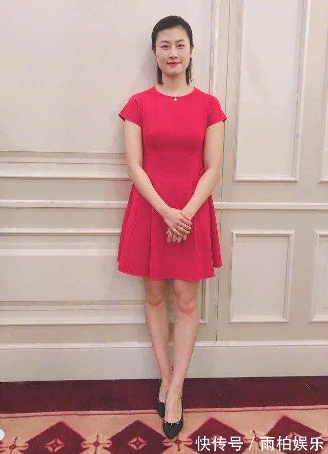 奥运|丁宁大红礼服,身材凹凸有致,亭亭玉立英气十足,她原来这么美!