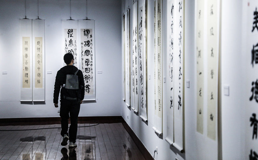 书法$腊八节，跟着名家一起欣赏楹联佳作！市民可一次性打卡吴昌硕等30位名家书法