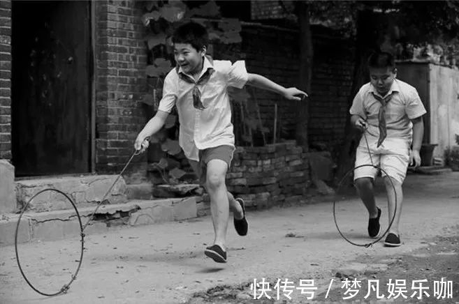 nb同样是推轮胎,看看詹姆斯,看看易建联,再看看周琦!差距太大了