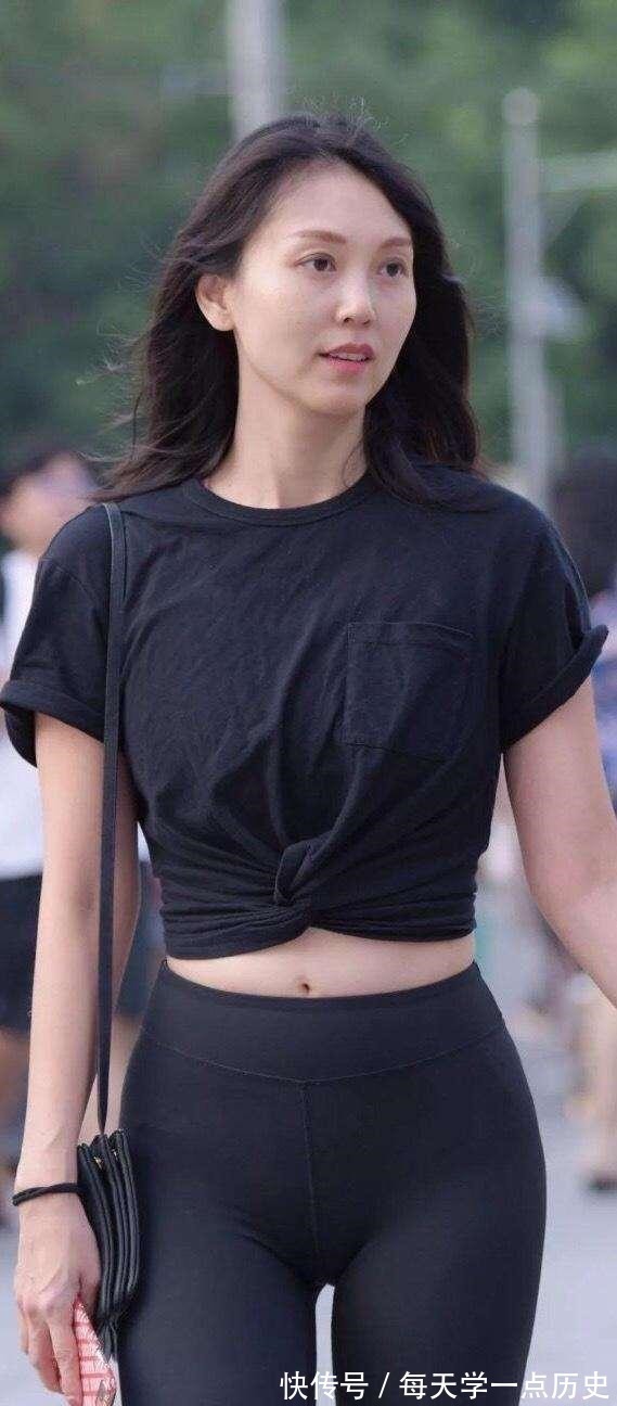 装扮 青春朝气的打底裤装扮更显别样的韵味,显得性感动人,热情洋溢!