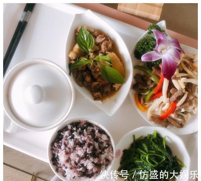 芹菜炒肉|这是一份清新、淡雅、营养均衡的月子餐菜单,光看着就咽口水了