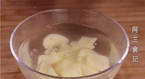 茄子加土豆一起做,实在太好吃了,出锅比肉还香,天天吃都不腻