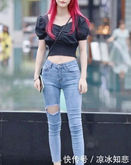 泡泡|泡泡袖上衣,搭配洗水白牛仔裤,打造酷感十足的高街风范