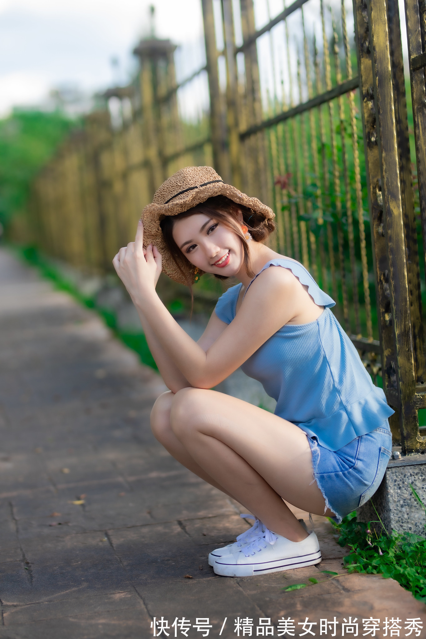 穿搭|蓝色背心搭配蓝色牛仔裤，轻松减龄，充满少女感