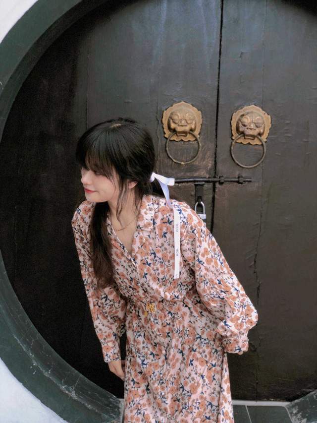 搭配|碎花裙在秋天没过时，依然很好看，搭配一件外套温柔优雅又有气质