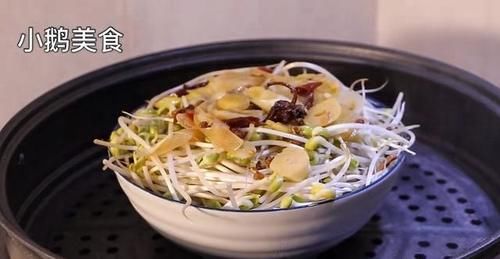 年夜饭猪肉好吃做法，淋2个鸡蛋，老做法教给你，吃一次就忘不了