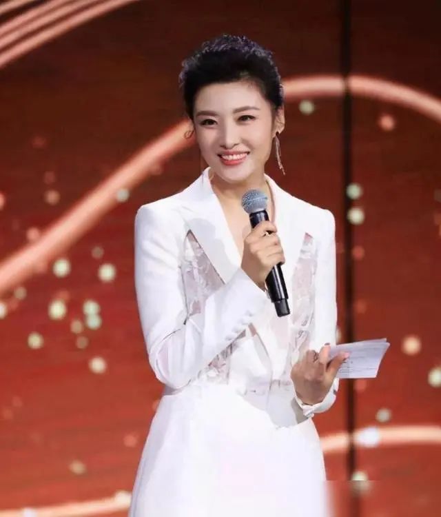 连续主持16届春晚,拿遍主持界所有奖项,她为何这么牛?