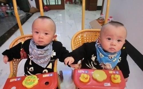 大宝|二胎妈妈照顾二宝，顾不上饿了的大宝，走到客厅一看，好笑又心酸