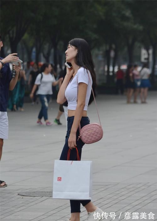 姑娘 紧身牛仔裤搭配运动鞋,苗条身材姑娘,穿出青春靓丽气息