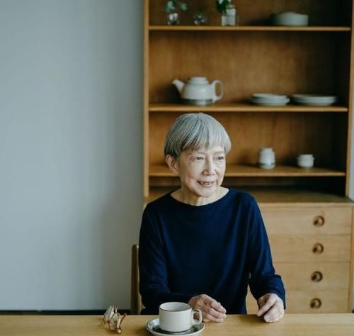 这位日本“大妈”时髦火了！她的穿衣简单不复杂，女人自信才真美