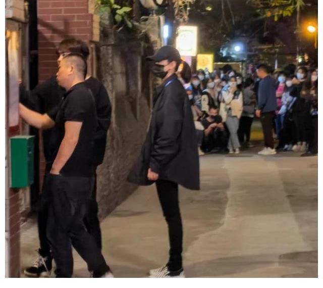 大湾区嫂子路透照曝光！袁咏仪靠河东狮吼开门，曾伪装工作员追星