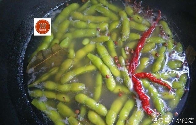美食生活|教你这样煮毛豆,个个翠绿还入味,比大排档的煮毛豆好吃百倍!