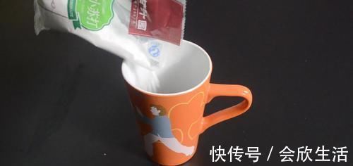 梳子脏了难清洗 只需用它泡一泡, 梳子立马洁净如新, 赶紧去试试