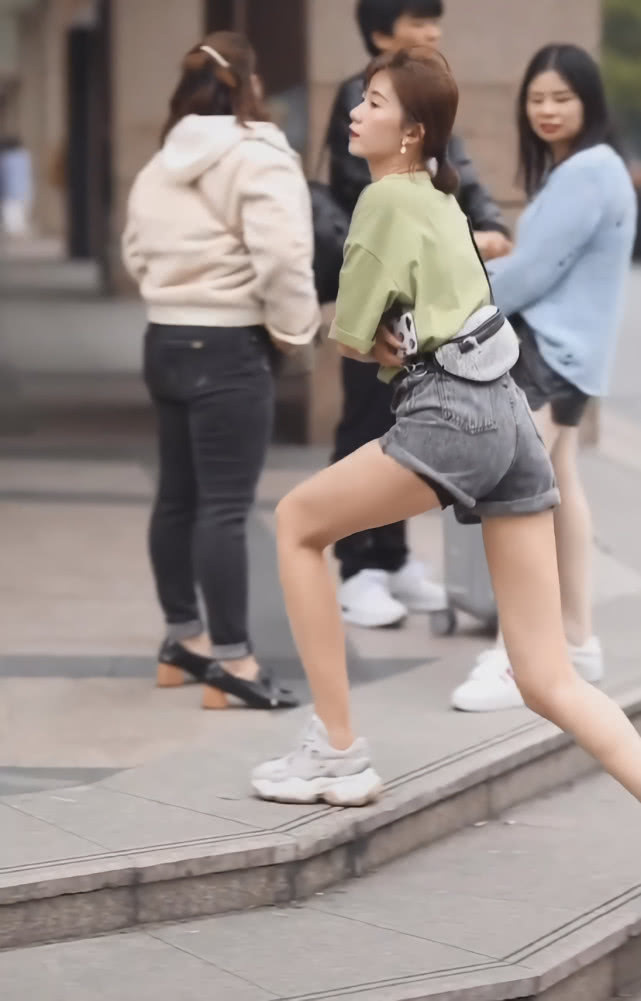 小姐姐|穿搭清爽的小姐姐,一脚跨过两级宽台阶,旁边阿姨怕是假腿吧