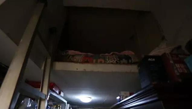 卫生间|60㎡老破屋一半住四代人一半存物，卫生间居然在厨房，狗窝变金窝