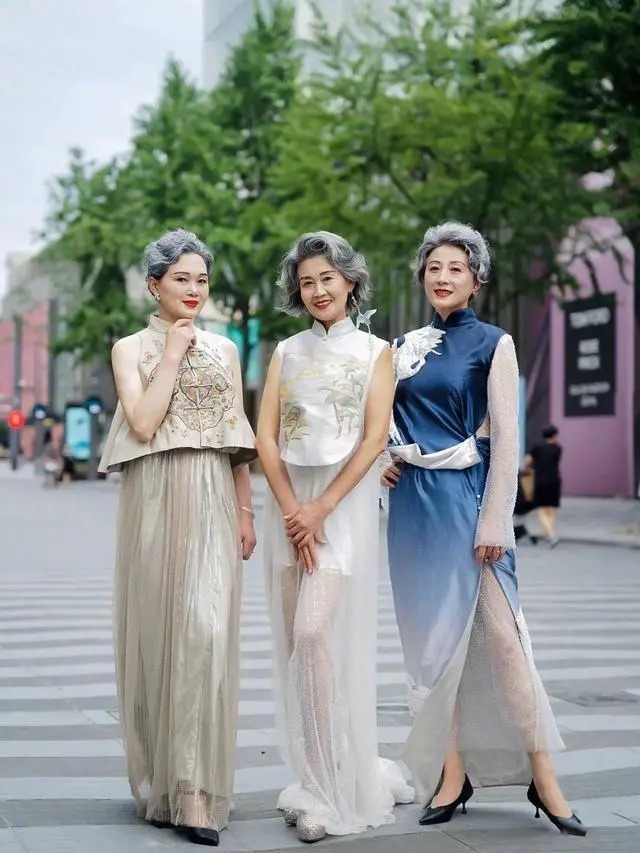 旗袍裙|谁说中国大妈不时髦?这群“时尚奶奶”穿旗袍火到国外,太长脸了