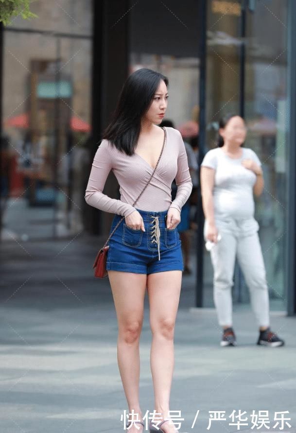 丝绸|美女把两条“丝绸”挂身上就当上衣,为了时髦真是“豁出去了”