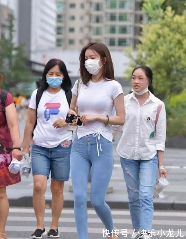 打底裤 黑色吊带搭配同色系牛仔短裤,好看又不土气,赶快穿起来