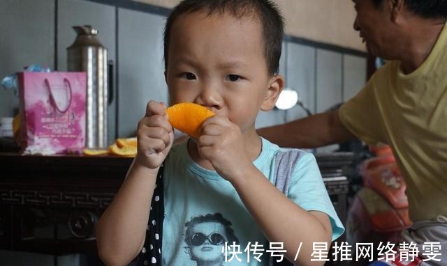 食物|孩子身上6个表现，多半是缺钙了，少吃3物做好2事让孩子发育快