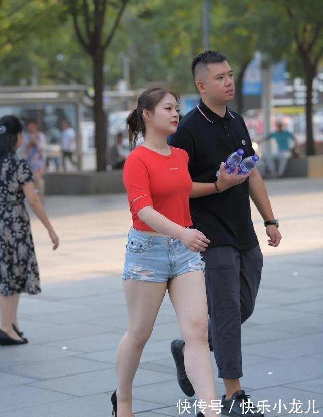 连帽卫衣 黑色连帽卫衣搭配打底裤,并不简单,摆脱普通