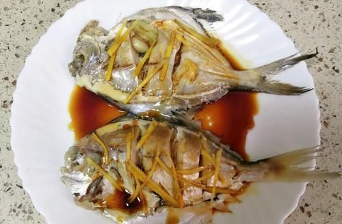 蒸鱼冷水还是开水上锅?教你正确做法,别再做错了,否则又腥又柴