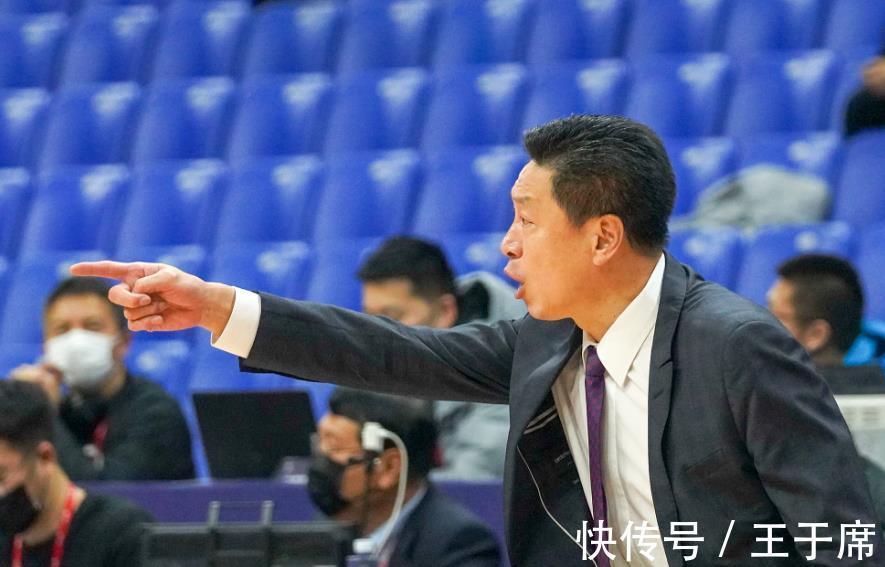 对骂|CBA冲突不断,两位名帅场边对骂,辽粤3人被驱逐,胡明轩垫脚争议