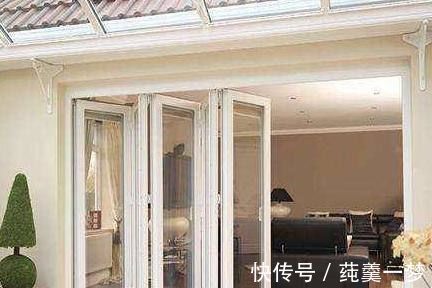 占地方|家里阳台不要装推拉门了,不实用又占地方,聪明人都装这种代替