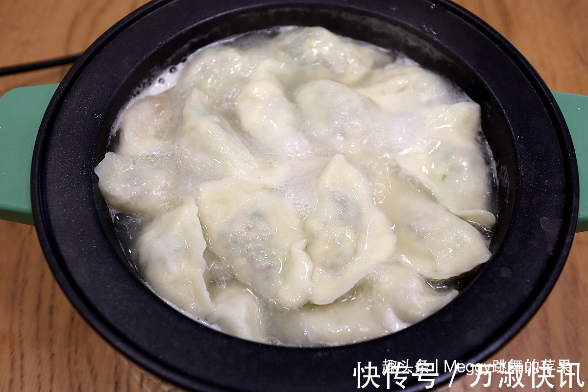 中筋面粉|打工人爱吃的素馅饺子,3种家常食材很划算,清香美味比肉受欢迎