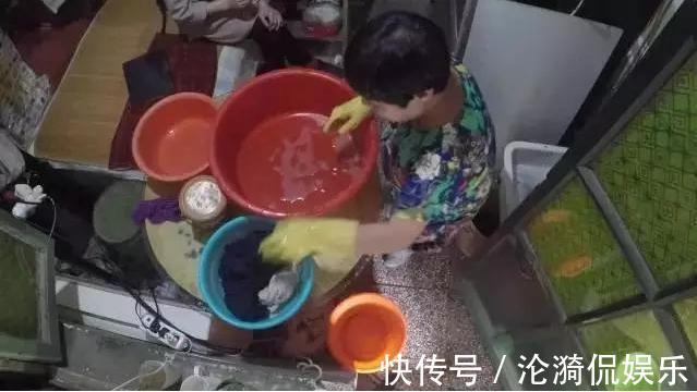 18㎡“棺材房”挤下2对夫妻,丈母女婿睡上下铺,一翻身床嘎吱响