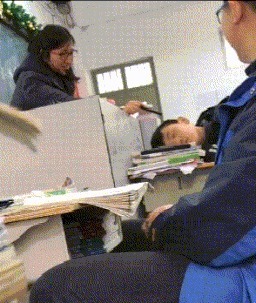 |搞笑GIF：火车站见到的情形，看到这一幕我又相信爱情了