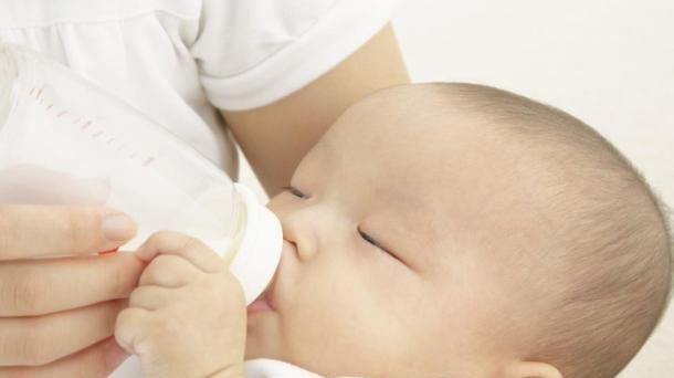 婷婷|宝宝拒绝喝奶，喂奶溜号怎么办？孩子进入“厌奶期”，宝妈不要慌