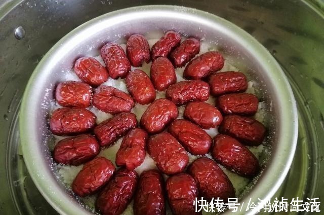 常吃|冬天手脚冰凉多吃它,每天3颗好处多,不煲汤也不煮粥,记得常吃