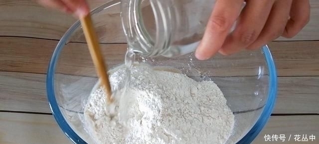 烧饼|芝麻烧饼这样做真香,不揉不擀面,更不用调油酥,出锅一盘不够吃