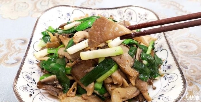 炒蘑菇前要不要先焯水,不懂进来了解一下,这才是蘑菇的正确做法