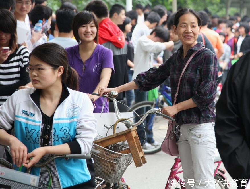 监考老师|高考时监考老师频繁喝水，并不只是口渴，姜还是老的辣