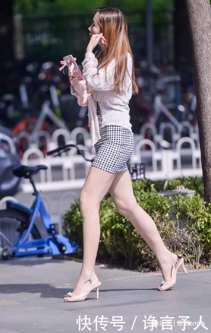 小姐姐脚上一双尖头的白色高跟鞋让她显高显瘦，又充满着魅力