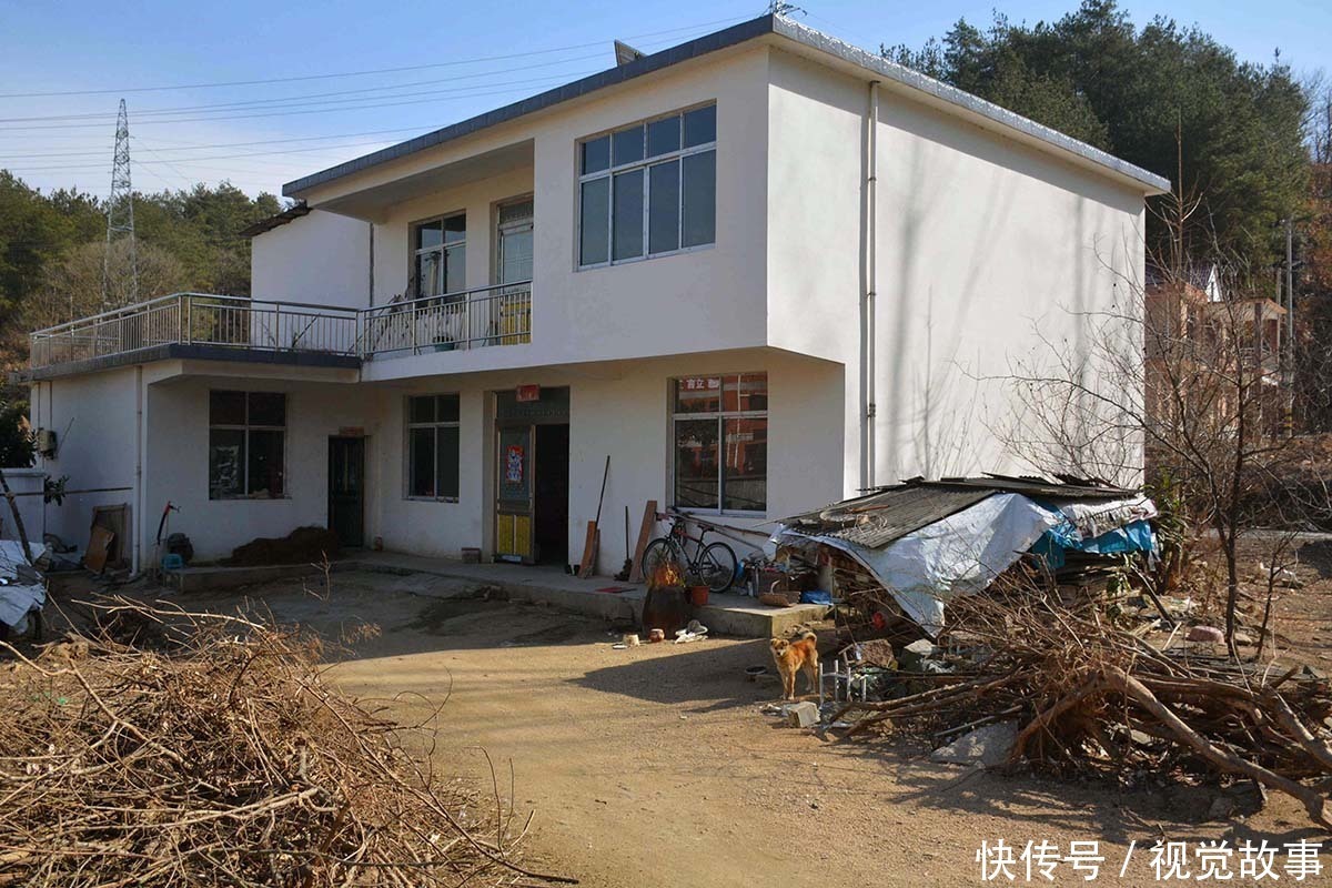 山区小学墙上挂大学校训,很多外乡小孩前来就读,看看啥情况