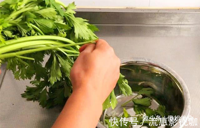 家里有面粉的一定要学着做,上锅一蒸香软可口,出锅孩子们抢着吃