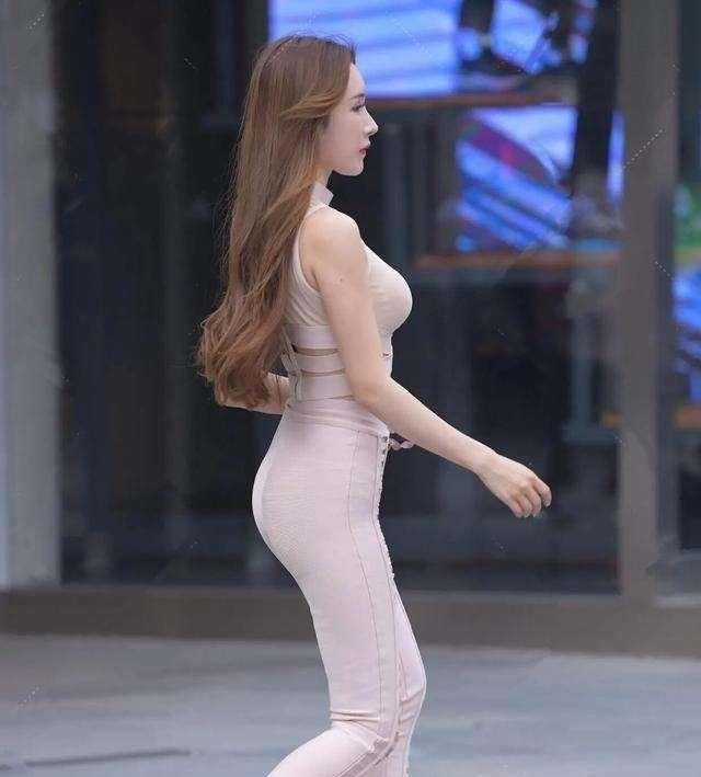 紧身裤 蜂腰细腿的打底裤美女,非常赏心悦目,清爽时尚